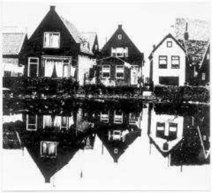 Sich im Wasser spiegelnde Häuser (Altersgruppe 18-21)