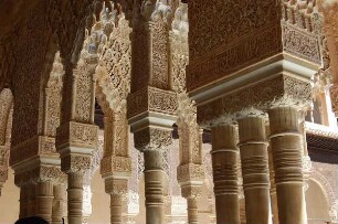 Granada - Burgberg Alhambra : Alhambra: Säulen in einem der Innenhöfe des Königspalastes der Nasriden, aufgenommen 2007