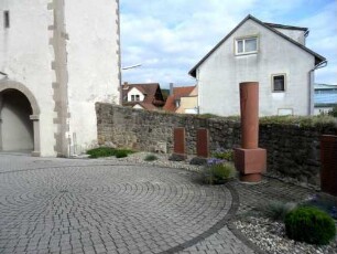 Kirchhof im Osten mit Basis Torturm (Kampanile) sowie anschliessender Kirchhofmauer (Wehrgang mit Steinbrüstung im 19 Jh abgetragen)