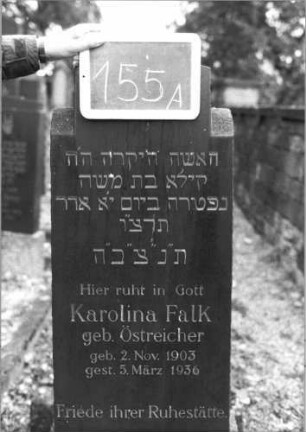 Grabstein 155 (Index: 100080411) Material: Granit Zustand: gut Maße HxBxT: 147x41x14 cm Beschreibung: konische Stele, Sockel, rechteckig erhöht mit Konvexbogenabschluß: Grabstein 155A