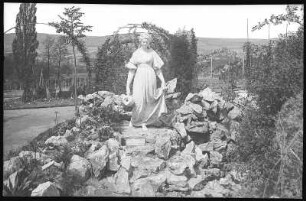 Sangerhausen. Wasserträgerin im Rosarium