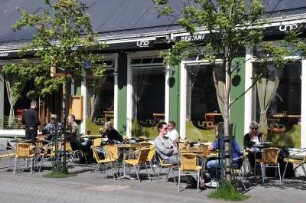 Straßencafé im Innenstadtbereich von Reykjavik : Straßencafé, aufgenommen in der City der isländischen Hauptstadt Reykjavik am 29. Mai 2012