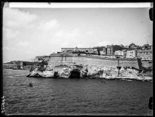 Valletta, Felsenküste und Kaimauer