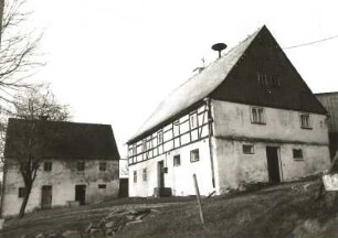 Sayda-Ullersdorf, Dorfstraße 14. Gehöft mit zwei Wohnstallhäusern, links wohl Auszüglerhaus. Hofansicht