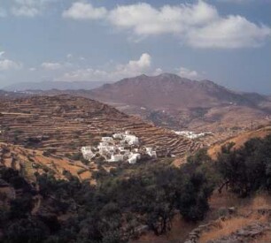 Tinos (Insel), Pánormos im Westen der Insel, dahinter Andros. Sett.9