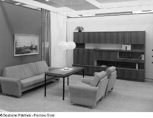 Sitzgruppe und Anbauwand : Leipziger Herbstmesse, 1972. Wohnzimmermöbel (1972; Möbelkombinat Zeulenroda-Triebes (ZEUTRIE)). Ansicht mit Sitzgruppe und Anbauwand