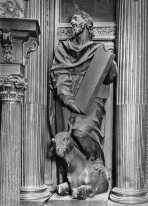 Hochaltar, Detail Obergeschoss, 2. Figur von rechts: Evangelist Lukas