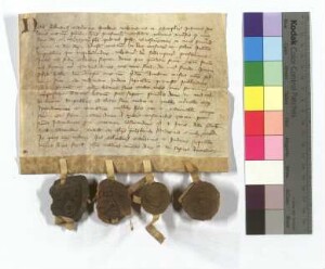 Vor Salmannus, Kämmerer, und den weltlichen Richtern Nikolaus, Volkmarus und Scherplinus, 1336 "feria quarta post Quasimodogeniti", im erzbischöflichen Hof im "Ungebodending": Gewinnt Jutta "ad sanctam Claram" den dritten Bann über ein unter den Schustern ("inter Corduanarios") gelegenes Haus, das weiland Meister "Fendo" dem Schuster ("Sutor") gehörte, und 9 Schillinge Heller Grundzins dem Erzbischof reicht. (Mit Eid besagt durch Richter Volkmarus.). 4 S.: Kämmerer und Richter.