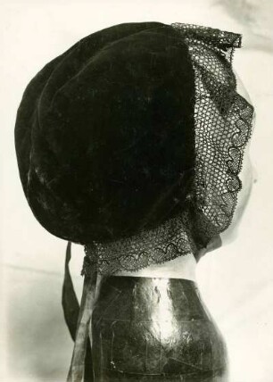 Handgestrickte Haube, schwarz, Trauerhaube. Rückseite. Erkenbertmuseum Frankenthal