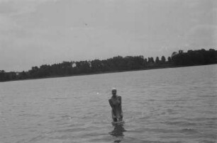 Schulentlassung von Abiturientinnen : Abiturientin beim Baden in einem See