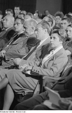 Max Opitz, Wilhelm Pieck sowie Otto und Johanna Grotewohl im Publikum der Eröffnung der Herbstmesse 1950