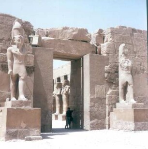 Ägypten. Karnak. Karnak-Tempel (1551ante/1080ante). Eingang mit Statue Ramses II