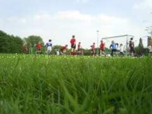 Jungen beim Fußballspielen (Prämiertes Foto Sonderthema: Fußball-Fieber)