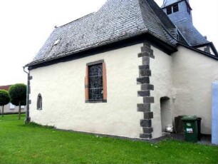 Evangelische Kirche - Langhaus (im Kern Spätromanisch 13 Jh - im 15-16 Jh Umbauten und Erweiterung) von Ostnordosten über Kirchhof
