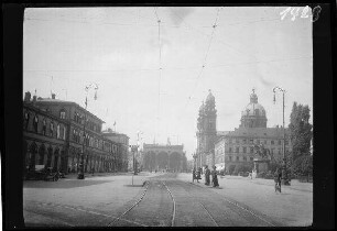 München: Odeonsplatz mit Feldherrnhalle, rechts Reiterdenkmal Ludwig I. und Theatinerkirche; Straßenbahngleise und -haltestelle