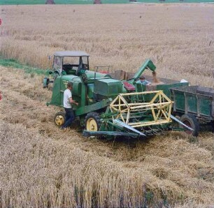 Rheinisches Braunkohlerevier. Neuangelegte Felder. Mähdrescher auf dem Feld