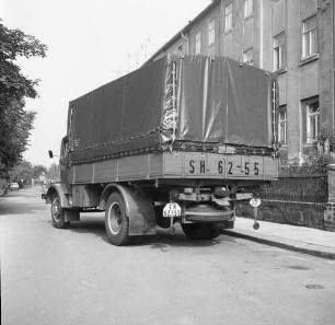 Roßwein. Fuhrpark des VEB Terra-Schuhfabrik. Horch-LKW IFA H3A ((?) 1951/1958; VEB Horch Kraftfahrzeug- und Motorenwerke Zwickau), vor einem Wohnhaus abfahrend (?). Ansicht von links hinten