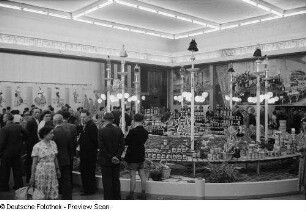Blick auf gestapelte Lebensmittel der ungarischen Sektion der Leipziger Herbstmesse 1954