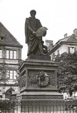 Gutenbergdenkmal : Gutenbergdenkmal (1840; David d'Angers, Pierre-Jean). Straßburg (Strasbourg), Gutenbergplatz