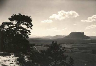 Sächsische Schweiz. Blick vom Ostsporn des Rauensteins gegen Weißiger Ebenheit und Lilienstein