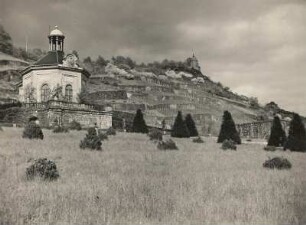 Radebeul-Niederlößnitz. Weinberg "Wackerbarths Ruhe" (1725-1729 angelegt). Blick über das Belvedere (Kapelle) zum Jakobstein (1743 als Weinbergs-Lusthaus)