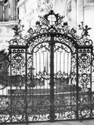 Amorbach im Odenwald, Stiftskirche 1742-1747, Barockgitter im Mittelschiff