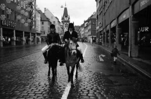 Freiburg: Zwei Reiterinnen in der Kaiser-Joseph-Straße