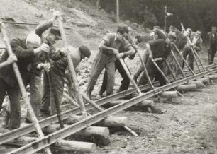 Bau der "Talsperre des Friedens" Sosa : Bau der "Talsperre des Friedens" Sosa. Gleisbau zwischen Steinbruch und Sperrmauer