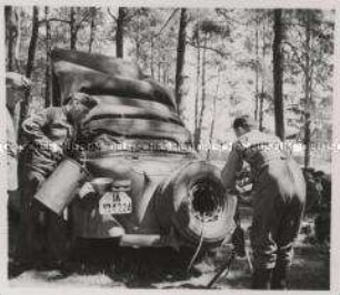 Wehrmachtssoldaten, Bei Sokolów machen Männer der Propagandakompanie einen Wagen einsatzbereit.