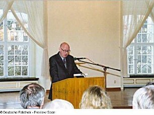 Prof. Dr. Karl Ottomar Treibmann während seiner Laudatio auf Luise Rummel