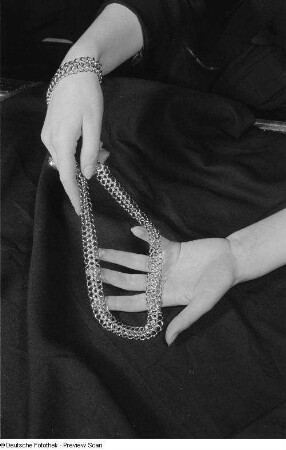 Galvanisch veredelter Leichtmetallschmuck, Kette und Armband, im HO-Warenhaus II