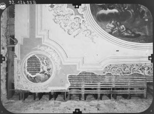 Zittau. Ehem. Franziskanerkloster. Heffterbau (1652/1662; M. Pötzsch). Großer Saal (ehem. Bibliothekssaal) mit Medaiilon und Deckengemälde (Vorstellung der Pandora durch Jupiter)