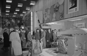Messebesucher in der polnischen Ausstellungshalle, Präsentation von Maschinen zur Metallbearbeitung