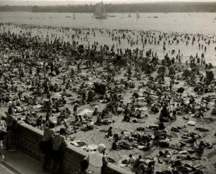 Berlin - Steglitz. Rekordsonntag im Strandbad Wannsee Ende der 1920-iger Jahre - 30.000 Besucher. Man liegt Leib an Leib