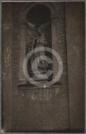 Nische mit Heiligenfigur an der katholischen Kirche Goldberg