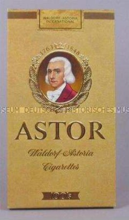 Werbeaufsteller für "Astor-100's"-Zigaretten in Form einer übergroßen Zigarettenschachtel