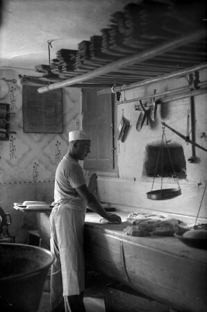 Max Lohs in der Backstube der Häßler-Bäckerei
