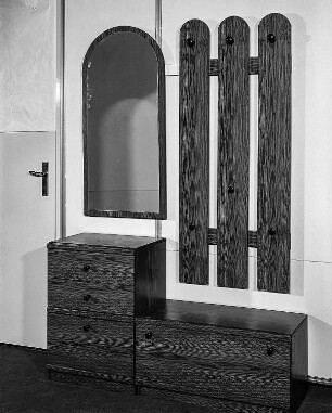 Garderobe : Berlin. VEB Möbelkombinat Berlin (MKB). Hausmesse, 1986. Garderobe. Holz, folienbeschichtet in Eichenholzoptik, rustikal (1986; VEB Möbelkombinat Berlin (MKB))
