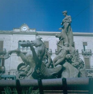 Sizilien. Syrakus-Ortygia. Artemisbrunnen auf der Piazza Achimedes