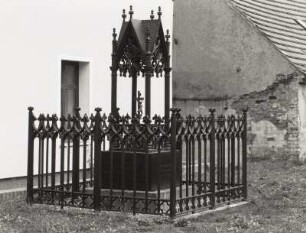 Grabdenkmal mit Gekreuzigtem unter einem Baldachin