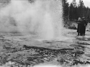 Oberes Geysir-Becken : Zwei Teilnehmer des Transkontinentalen Geographenkongresses vor einem Geysir im oberen Geysir-Becken des Yellowstone-Nationalparks