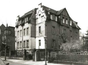 Dresden-Trachau, Burgsdorffstraße 8. Wohnhaus. Straßenansicht mit Einfriedung
