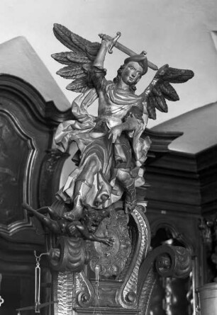 Der Erzengel Michael im Kampf mit dem Teufel, der eine Uhr hält