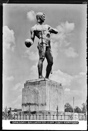 Dresden, Statue Ballwerfer in der Ilgen-Kampfbahn