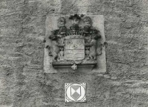 Schmölln-Putzkau, Ottendorfer Straße 3/7. Rittergut Putzkau (1701/1900). Wappenstein am Torhaus