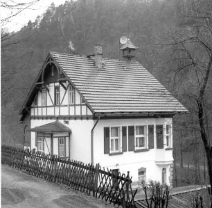Bad Schandau, Niederweg 5. Villenartiges Wohnhaus (1908). Straßenansicht von Osten
