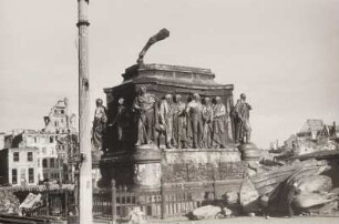 zerstörtes Reiterstandbild Heumarkt, Köln