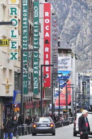 Andorra la Vella - Kaufhäuser : Werbeschilder an Kaufhäusern, aufgenommen im Geschäftszentrum der Hauptstadt Andorra la Vella am 17. April 2012