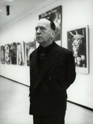 John Heartfield in seiner Ausstellung im Europa-Center