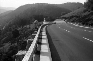 Triberg-Sommerau: B 33, Randbefestigung und Leitschiene